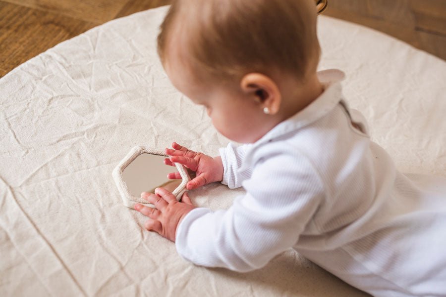 Beneficios de jugar con el bebé frente al espejo